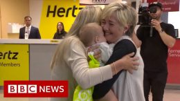 New-Australia-New-Zealand-travel-bubble-reunites-many-families-BBC-News